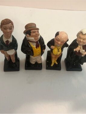 Royal Doulton Vintage Dickens Figurine Group in Black, Yellow, Cream and Brown